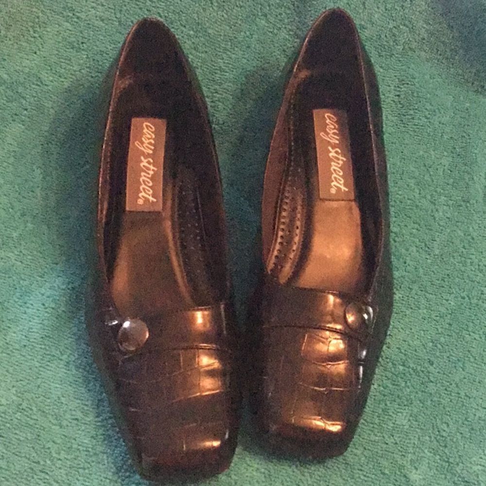 Career shoe by EASY STREET in size 11M with slight heel in black